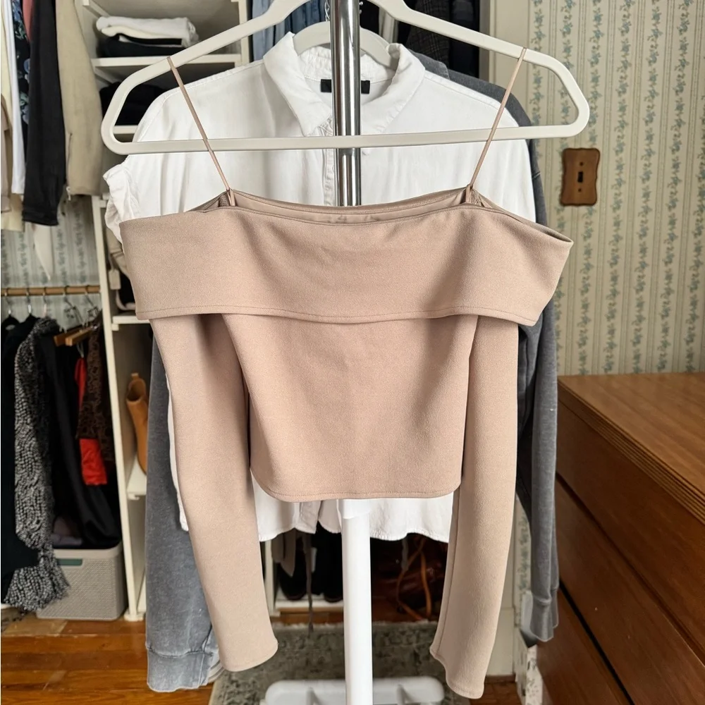 A&F Off-Shoulder Top - Picture 6 of 12